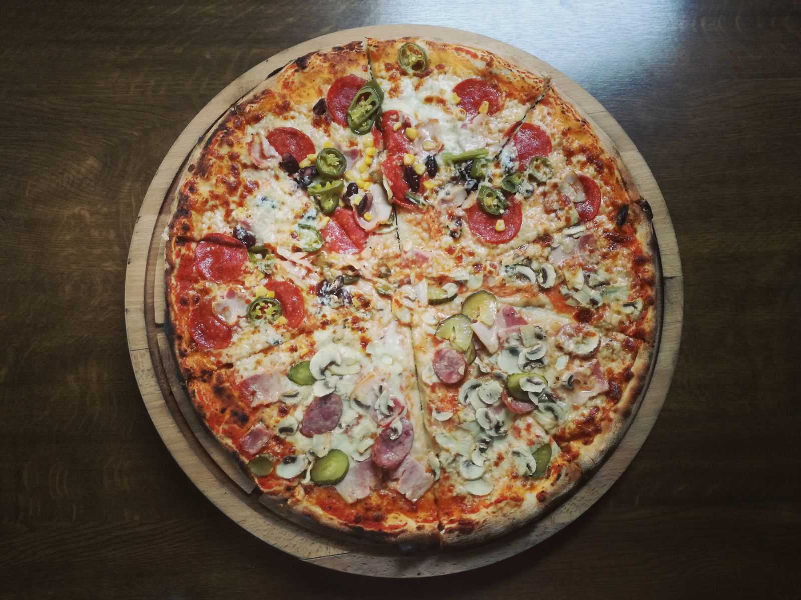 Pizza especial fatiada com recheio variado