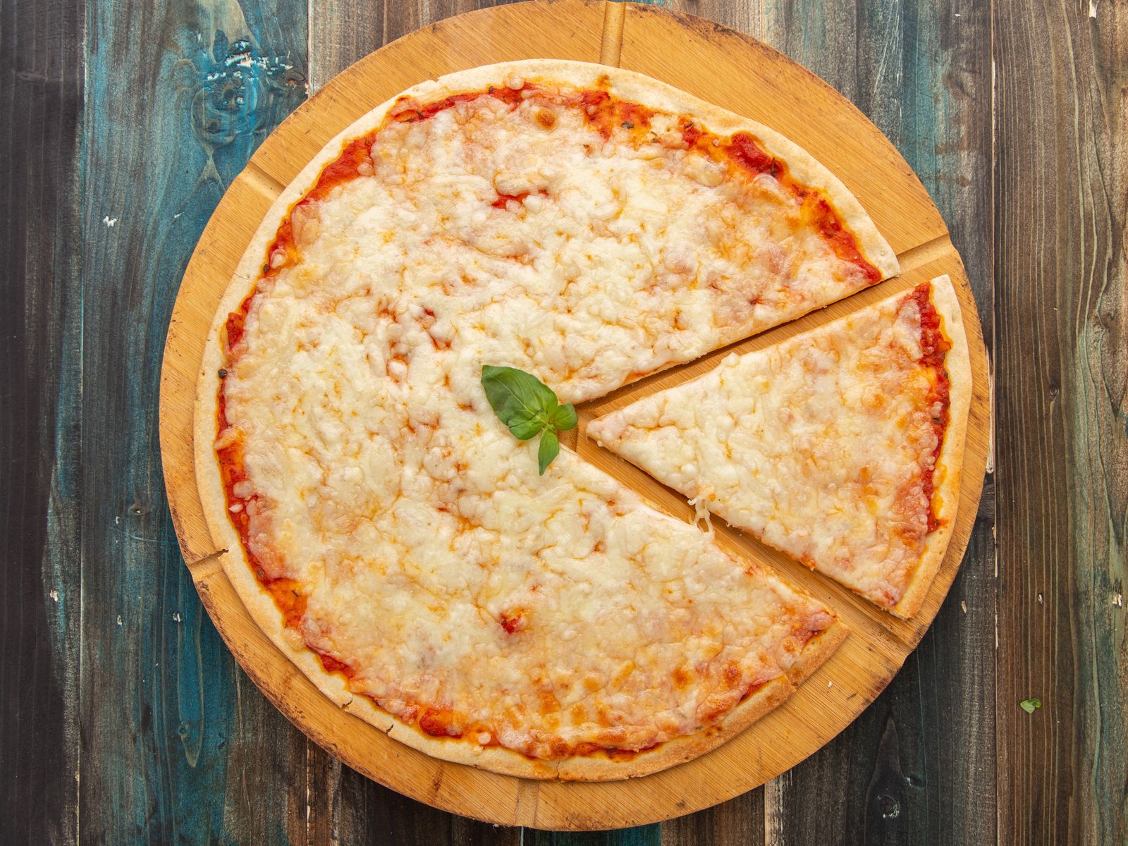 Pizza marguerita com muçarela de búfala e manjericão