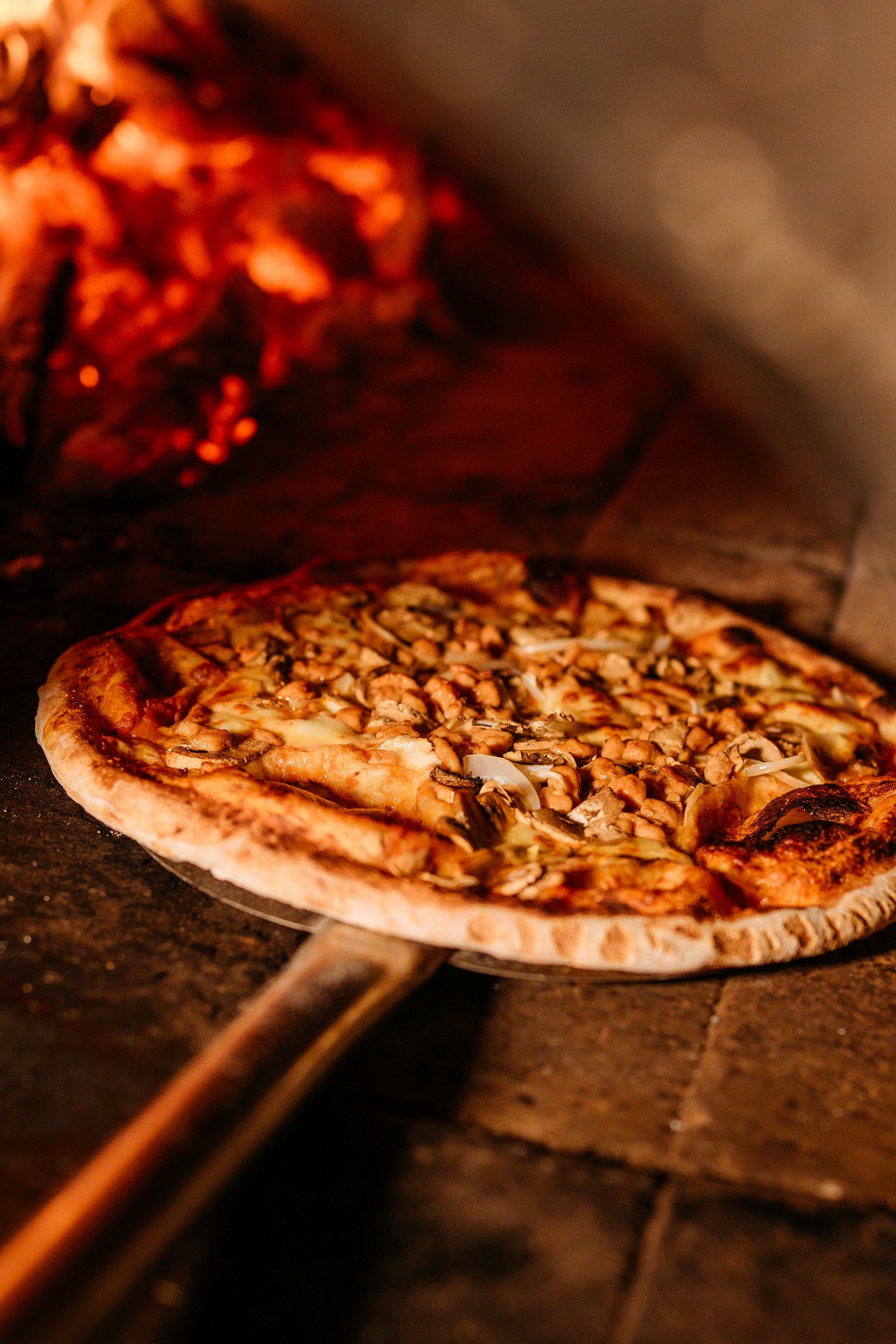 Pizza artesanal feita no forno a lenha da Pizzaria Marangoni